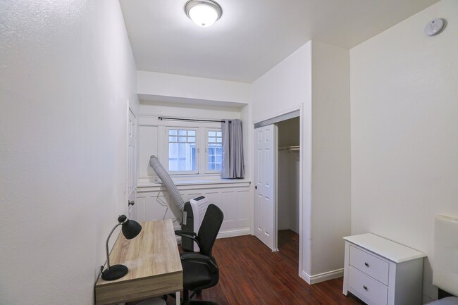 Photo - 2626 S Budlong Ave Apartment