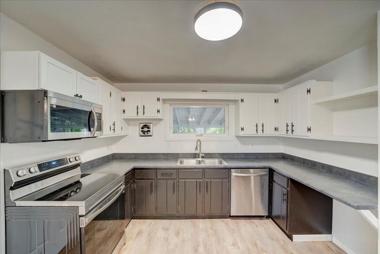 Foto principal - Spacious 3-Bedroom + Office | Updated Kitc...