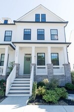 Building Photo - 2055 Oakwood Ave