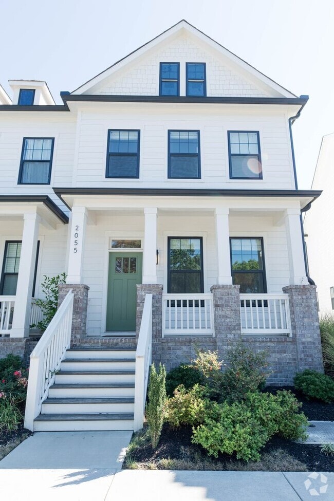 Building Photo - 2055 Oakwood Ave