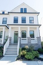 Building Photo - 2055 Oakwood Ave