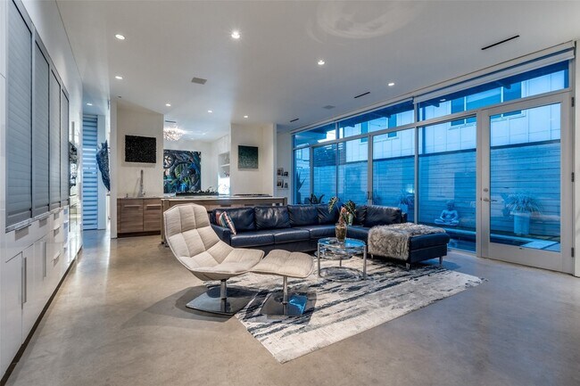 Foto del edificio - 2300 N Carroll Ave