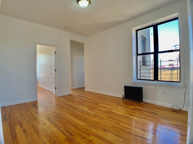 Building Photo - 567 W 191st St