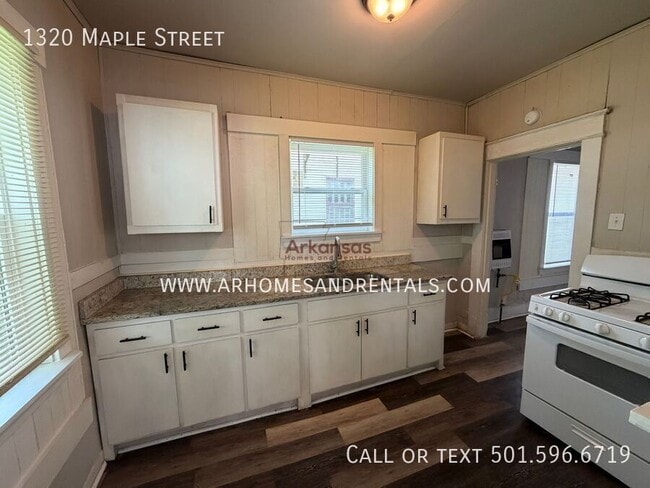 Building Photo - 1320 Maple St