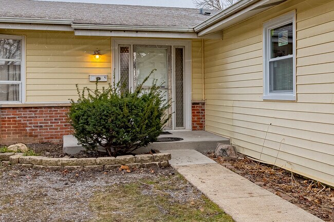 Building Photo - 1805 Locust Ln