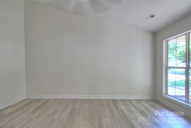 Building Photo - 216 Stratford Dr