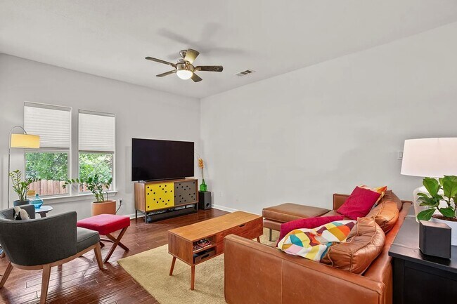 Foto del edificio - 2111 E 8th St