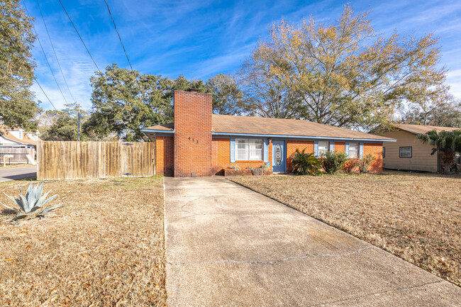 Building Photo - 413 Holly St