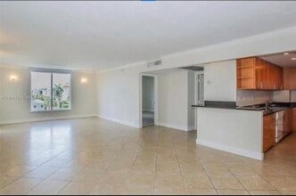 Building Photo - 10350 W Bay Harbor Dr