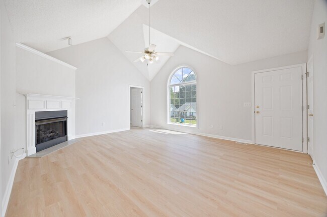 Foto del edificio - Freshly painted 3-bedroom 2-bath home in A...