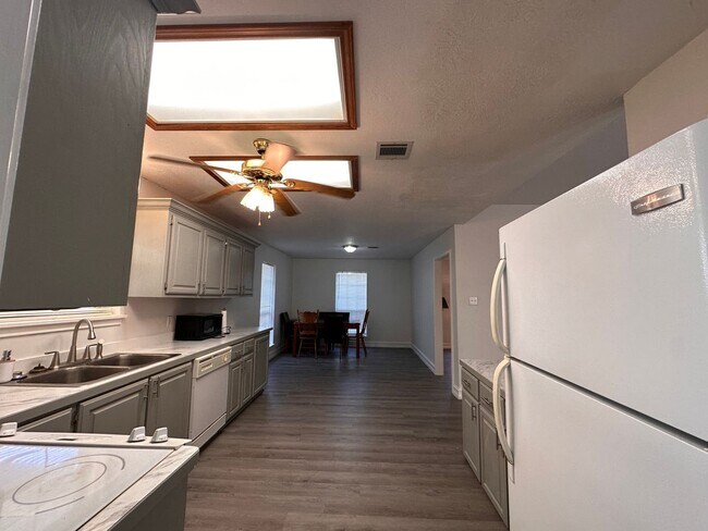 Foto del edificio - Wonderful Home in South Lake Charles!