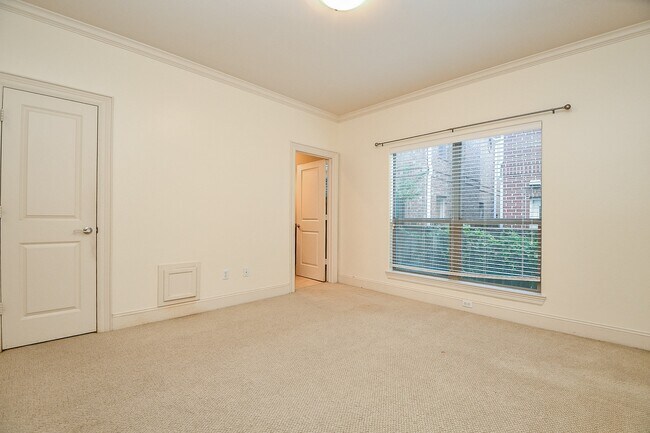 Foto del edificio - 6818 Staffordshire Blvd