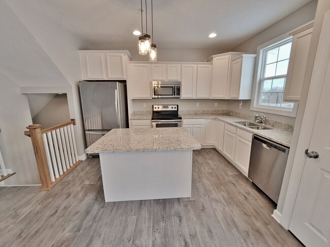 Building Photo - 3 Bed / 2-1/2 Bath  Single Family Town Home w/Attached1 Car Garage