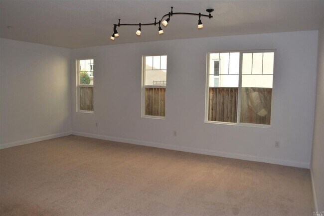 Foto del edificio - Spacious 4/3 located by American Canyon High available for rent!