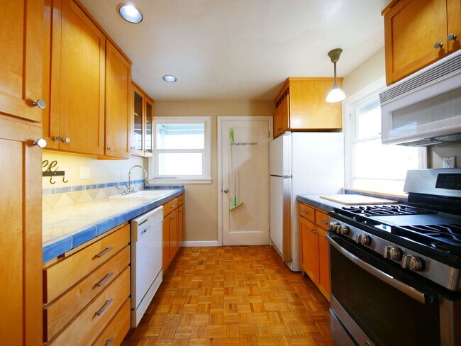 Foto del edificio - 5 BED & 2.5 BATH SINGLE FAMILY HOUSE FOR RENT