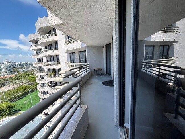 Foto del edificio - 3300 NE 191st St