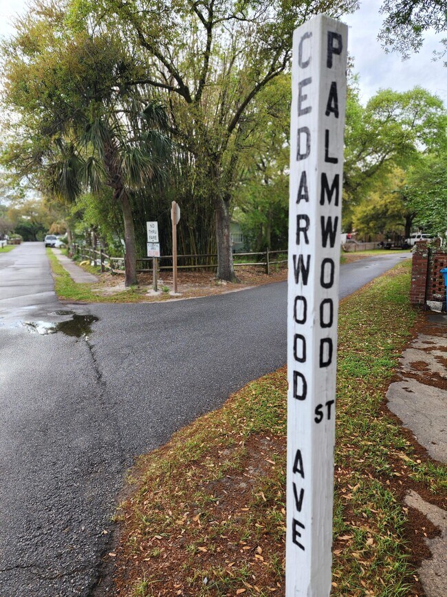 Foto del edificio - 8 Cedarwood Ave