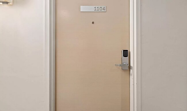 Building Photo - FULLY FURNISHED option!!! Modern 1-bedroom...