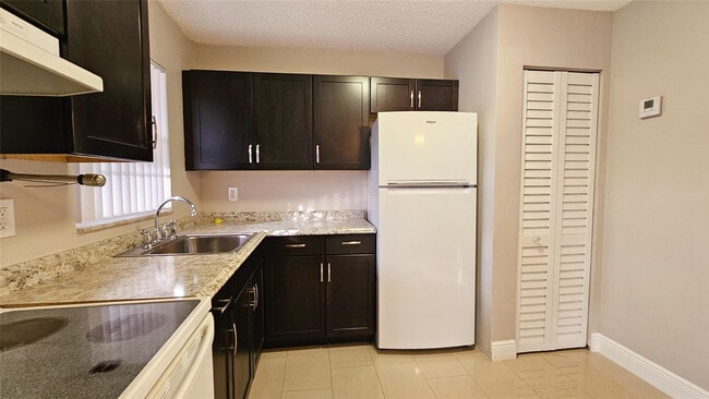 Building Photo - 416 Lakeside Dr