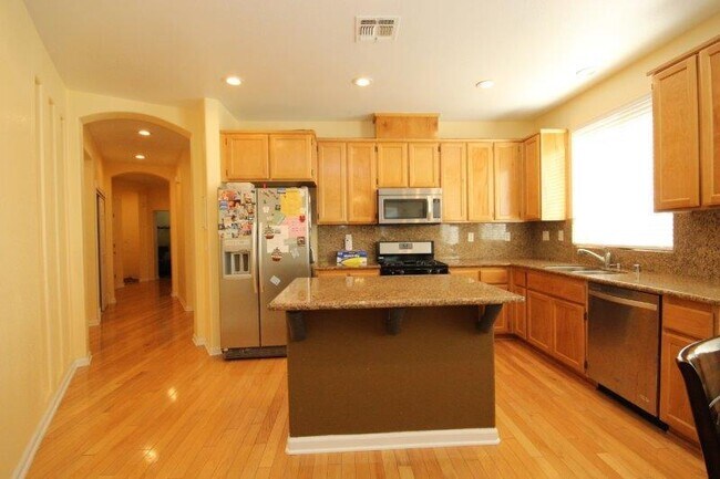 Foto del edificio - Gorgeous 4 Bed 2 Bath Near Edna Batey Elem...