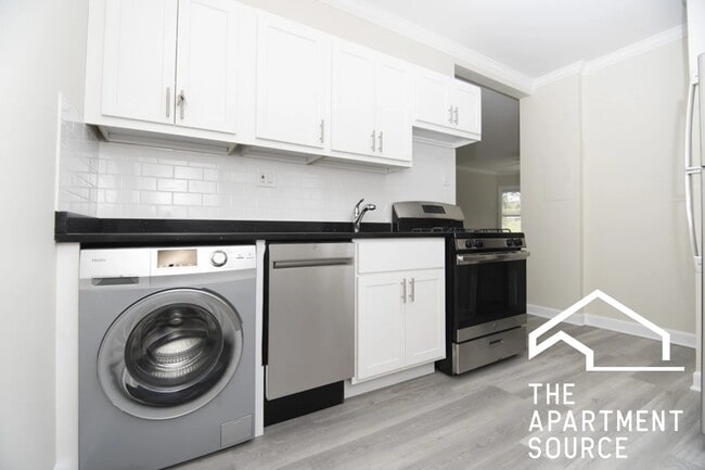 Building Photo - 648 W Roscoe St