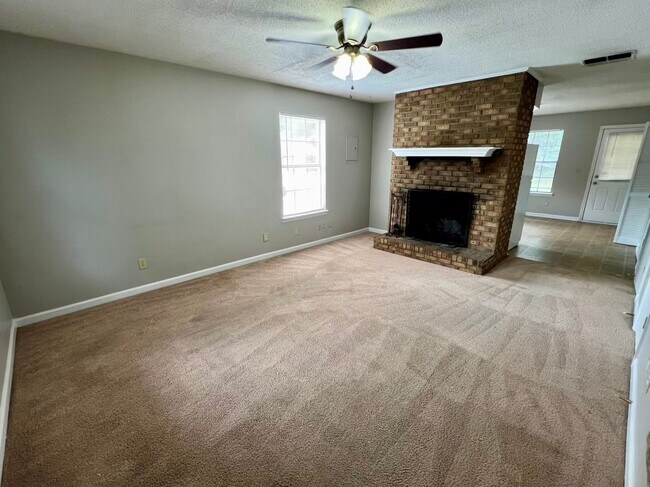 Foto del edificio - 2 Bed, 1.5 Bath Townhouse with Fireplace in Murfreesboro