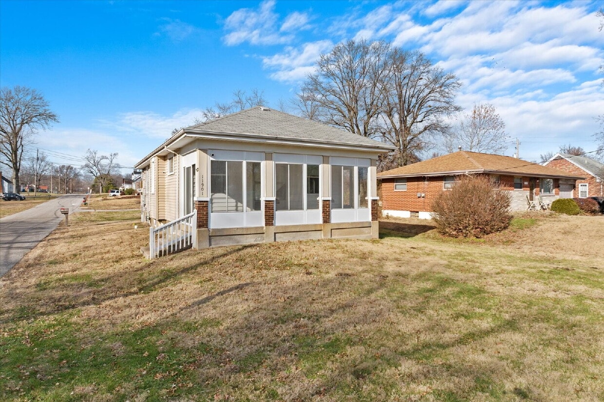 "Charming 3-Bed Haven with Hardwood Floors & 2 Full Baths in St. Louis!" Hazelwood Schools. Sec... - "Charming 3-Bed Haven with Hardwood Floors & 2 Full Baths in St. Louis!"  Hazelwood Schools.  Sec...