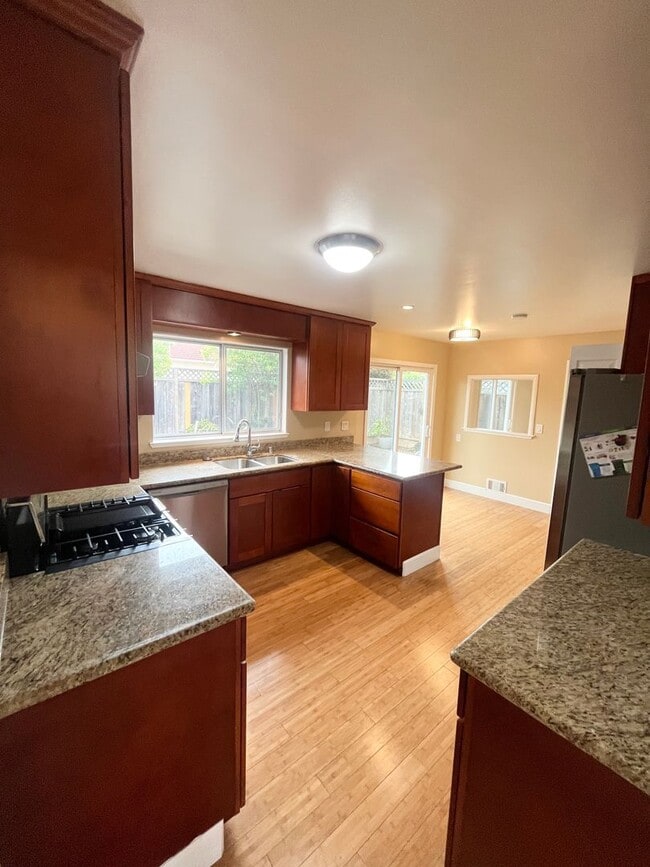 Building Photo - Spacious 2x2 in FANTASTIC location!