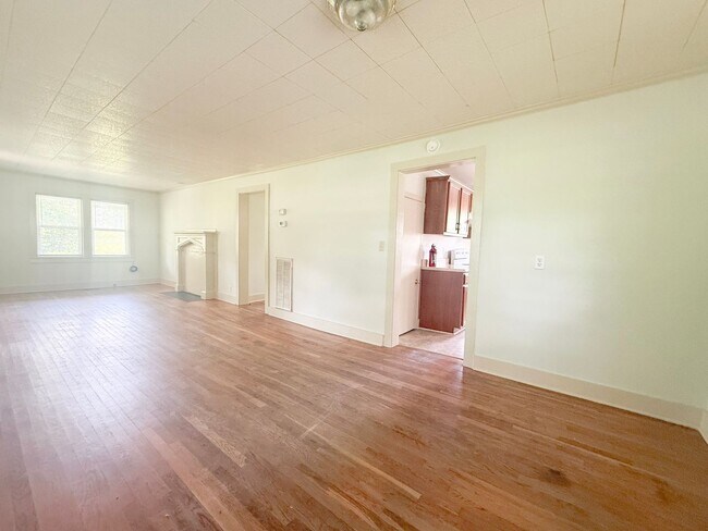 Foto del edificio - Charming 3-Bedroom Home in the Heart of Monterey with Large Yard & Garage