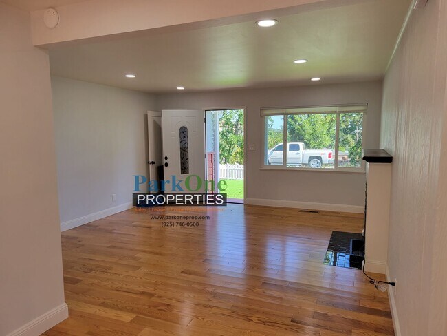 Foto del edificio - Stunning single level home in Walnut Creek's Parkmead Neighborhood