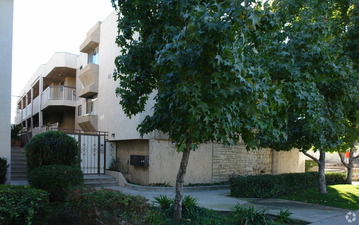 Primary Photo - 910 E Windsor Rd