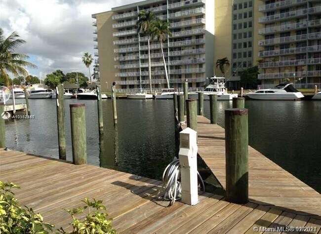 Foto del edificio - 2415 NW 16th Street Rd