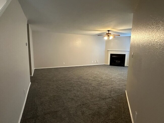 Building Photo - READY FOR MOVE IN- HUGE OVER 3000 SQ FT