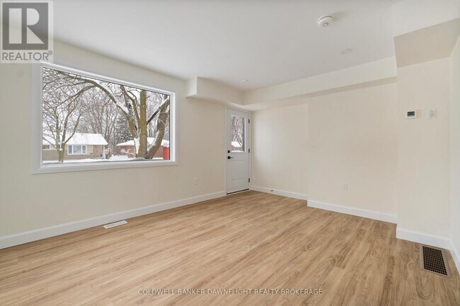 Building Photo - 145 Victoria St W