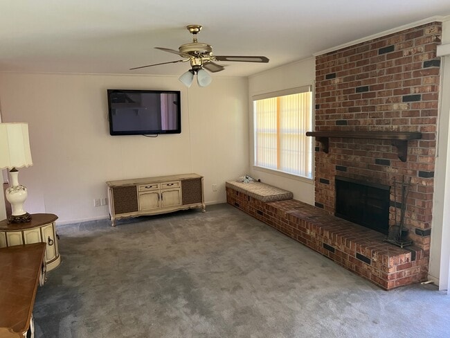 Sala de estar - 1810 N 58th Ave
