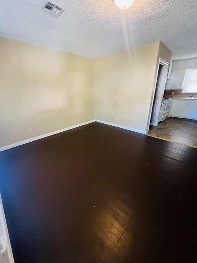 Building Photo - "Charming 3-Bed Home at 609 West Nagel Ave...