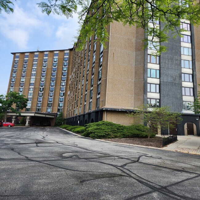 Building Photo - 1 Renaissance Pl