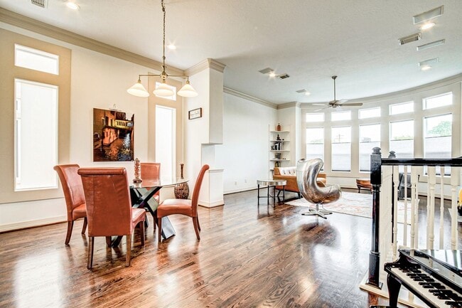 Building Photo - Stunning 3 Bed / 3.5 Bathroom in Heart of Hyde Park/Montrose!