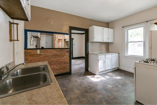 Building Photo - 3015 N Girard Ave