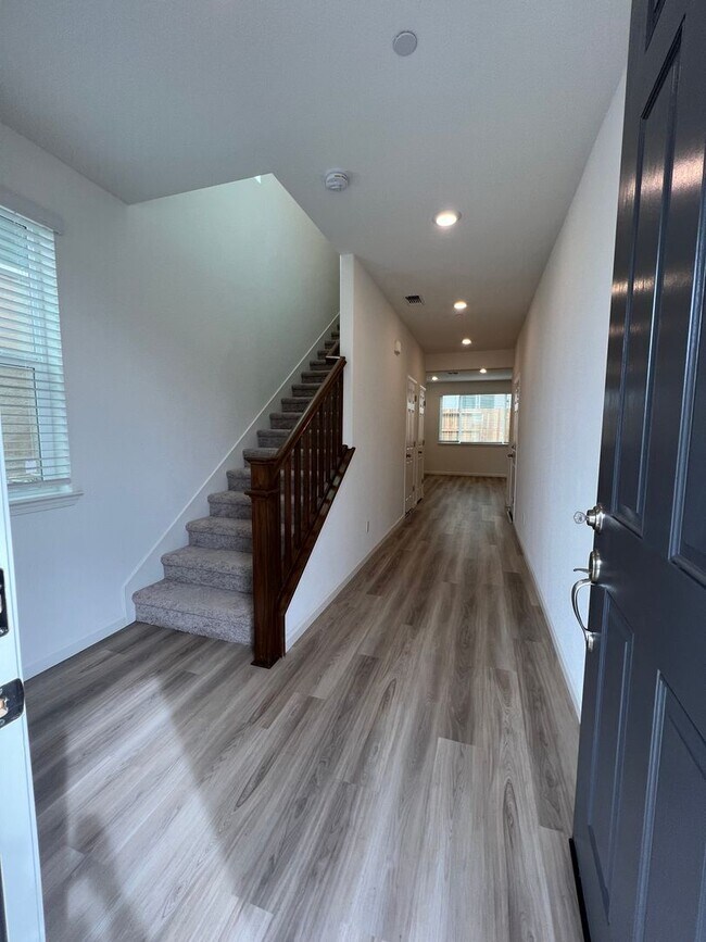 Foto del edificio - Beautiful 3 Bedroom Enclave at Folsom Ranch Home!
