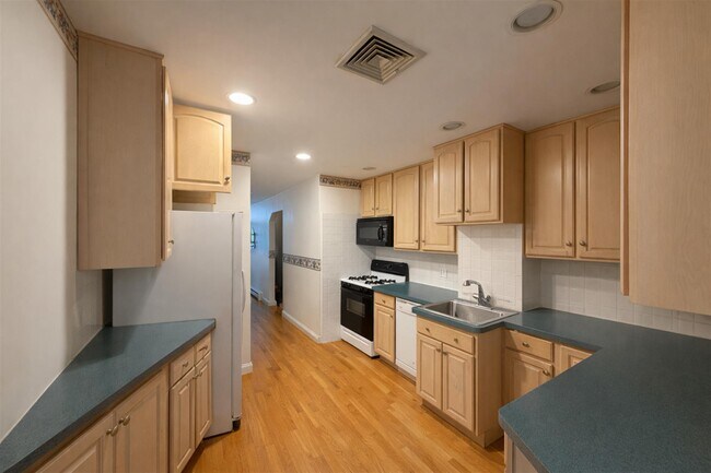 Building Photo - 107 2nd St