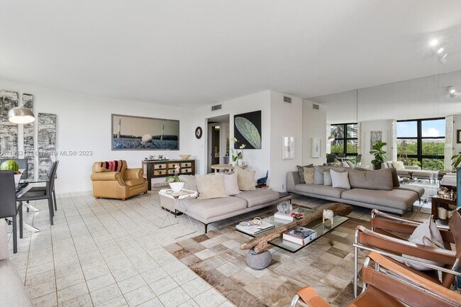 Building Photo - 1121 Crandon Blvd