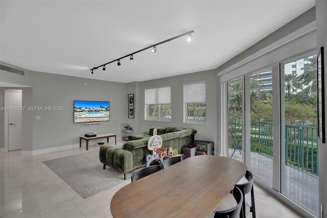 Building Photo - 20000 E Country Club Dr