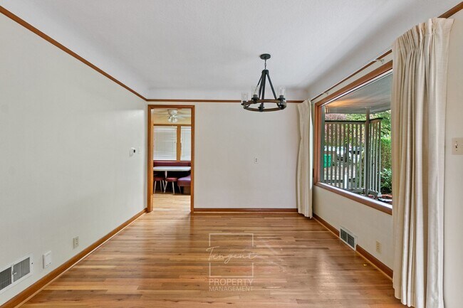Foto del edificio - Sunny 4 BR home with lots of space!