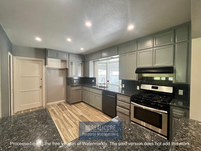Building Photo - 3220 Parkside Dr