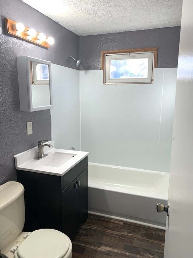Building Photo - 3 Bedroom Ranch in Madison