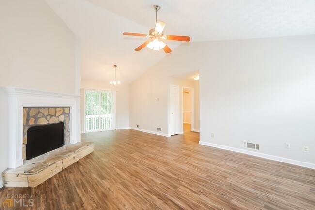 Foto del edificio - 536 Oakview Dr