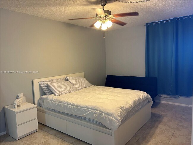 Foto del edificio - 2701 Riverside Dr