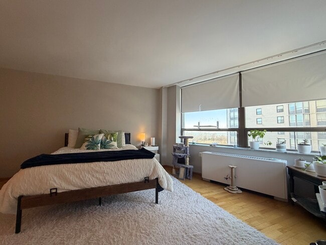 Building Photo - 5701 N Sheridan Rd