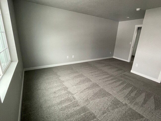 Building Photo - Gorgeous Home in Highland!!!